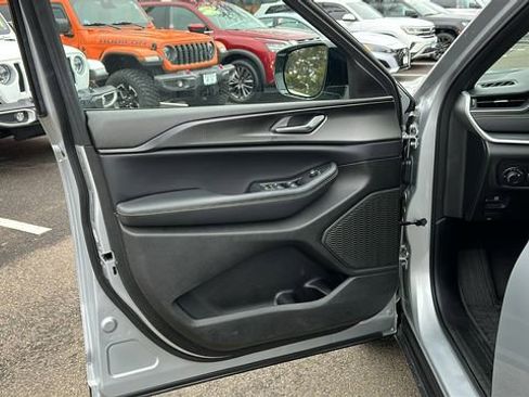 Used 2023 Jeep Grand Cherokee L Laredo image 8