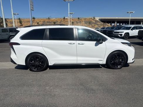 Used 2021 Toyota Sienna XSE FWD image 7