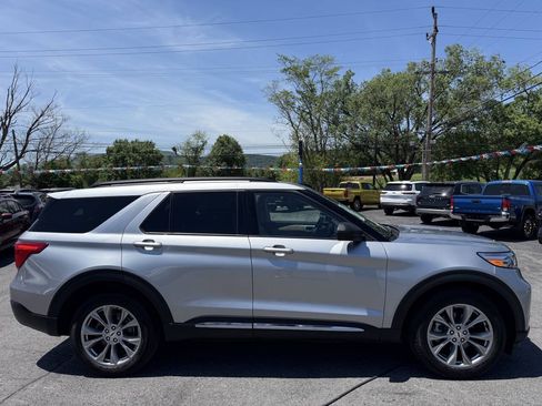 Used 2022 Ford Explorer XLT w/ Equipment Group 202A AWD/4WD image 8