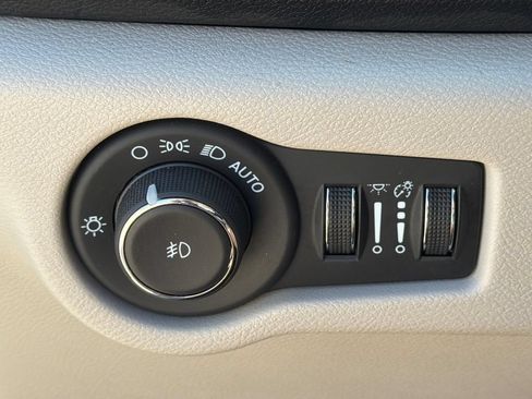 Used 2024 Chrysler Pacifica Touring-L FWD image 27