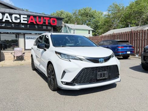 Used 2021 Toyota Sienna XSE FWD image 4