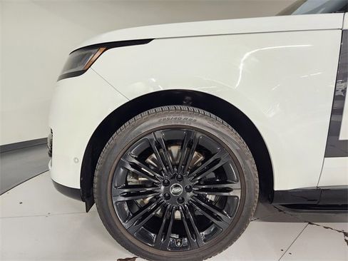 Used 2023 Land Rover Range Rover Long Wheelbase SE image 11