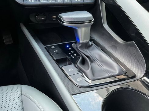 Used 2025 Hyundai Elantra Limited image 23