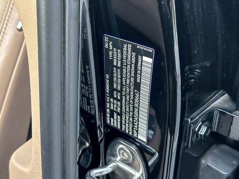 Used 2022 Porsche Macan w/ Premium Package image 28