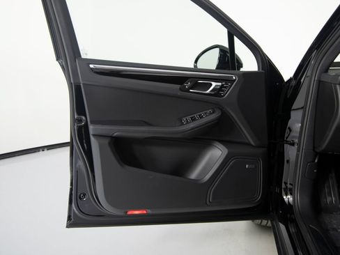 Certified 2026 Porsche Macan AWD/4WD image 17