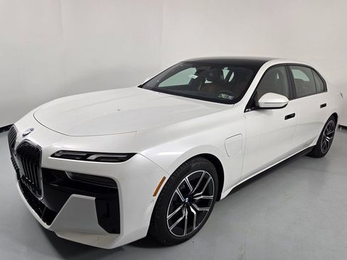 New 2026 BMW 750e xDrive image 3