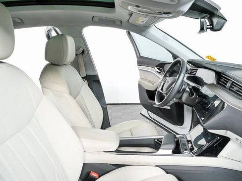 Used 2021 Audi e-tron Prestige w/ Prestige Package image 24