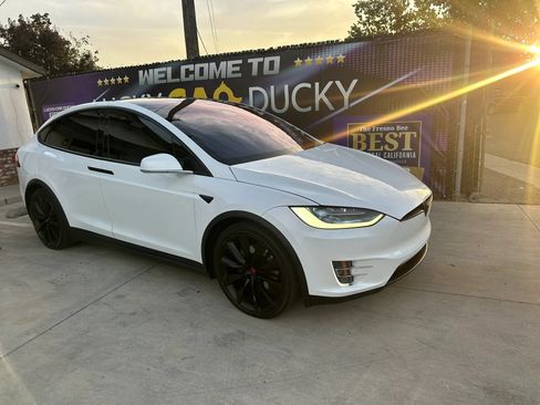 Used 2018 Tesla Model X 75D AWD/4WD image 4