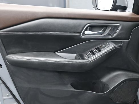 Used 2021 Nissan Rogue SL w/ Premium Package image 10