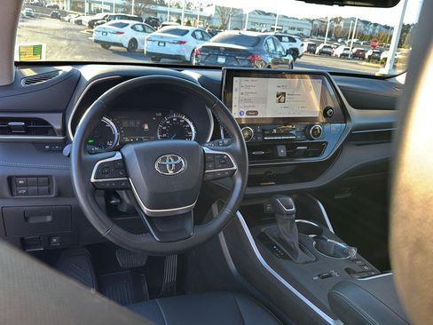 Certified 2024 Toyota Highlander XLE image 16