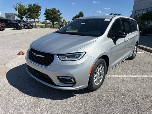 New 2026 Chrysler Pacifica Select image 12