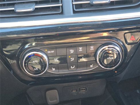 Used 2024 Chevrolet Trax RS w/ Sunroof Package image 30