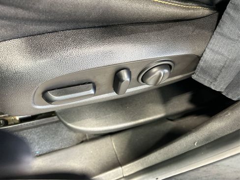 Used 2018 Chevrolet Equinox LT FWD image 17