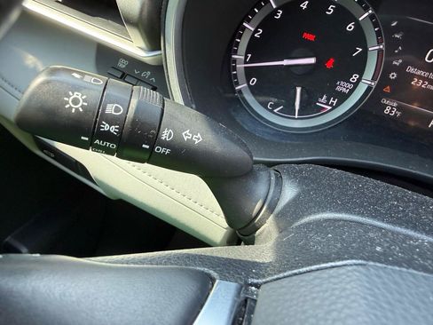 Used 2021 Toyota Highlander XLE FWD image 11
