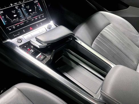 Used 2022 Audi e-tron Premium Plus image 20