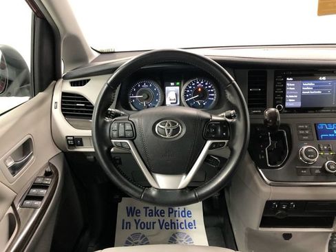 Used 2019 Toyota Sienna XLE FWD image 15