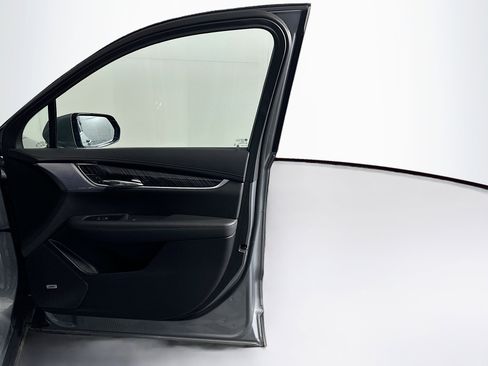 Used 2025 Cadillac XT6 Premium Luxury image 36