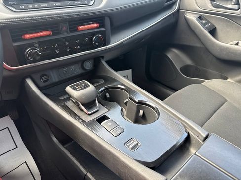 Used 2024 Nissan Rogue S FWD image 17