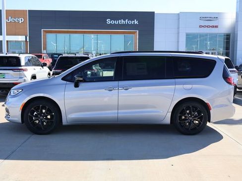 New 2026 Chrysler Pacifica Select image 4