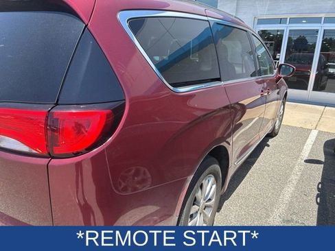 Used 2017 Chrysler Pacifica Touring-L FWD image 4