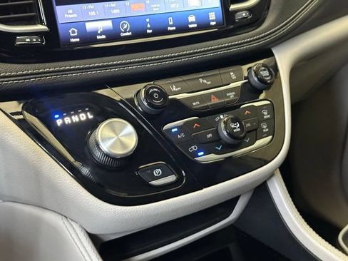Used 2023 Chrysler Pacifica Limited FWD image 29
