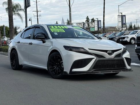 Used 2022 Toyota Camry SE w/ Convenience Package FWD image 2
