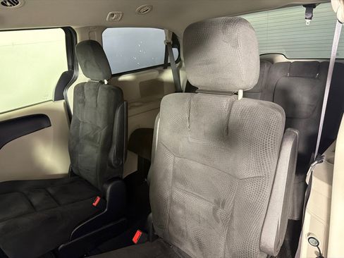 Used 2016 Dodge Grand Caravan SXT w/ UConnect Hands-Free Group FWD image 16