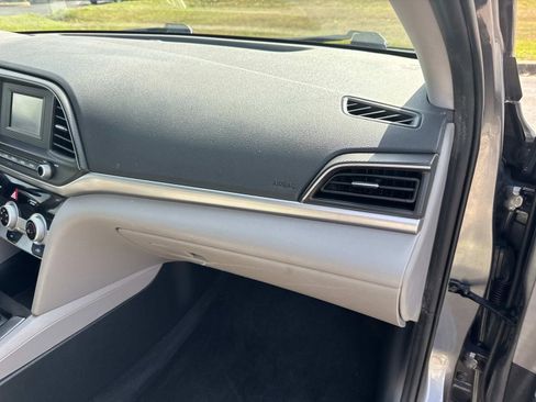Used 2019 Hyundai Elantra SE image 18