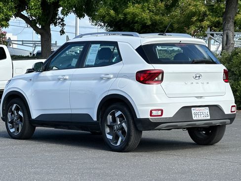 Used 2025 Hyundai Venue SEL FWD image 6