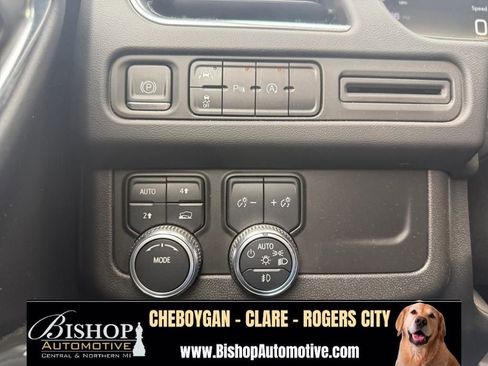 Used 2023 GMC Yukon SLT AWD/4WD image 31