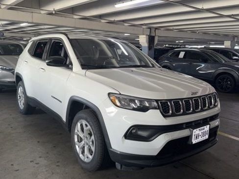 Used 2024 Jeep Compass Latitude image 30