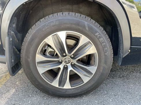 Used 2024 Toyota Highlander XLE AWD/4WD image 8