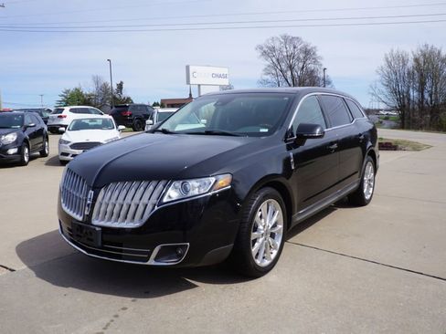 Used 2010 Lincoln MKT image 1
