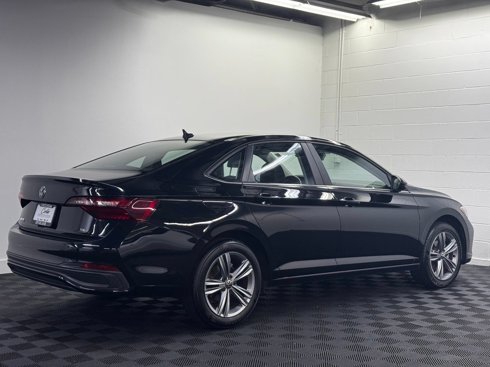 Used 2024 Volkswagen Jetta SE FWD image 2