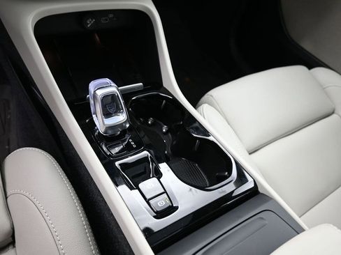 Used 2025 Volvo XC40 B5 Plus AWD/4WD image 22