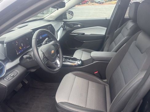 Used 2024 Chevrolet Trax LT w/ Driver Confidence Package image 9