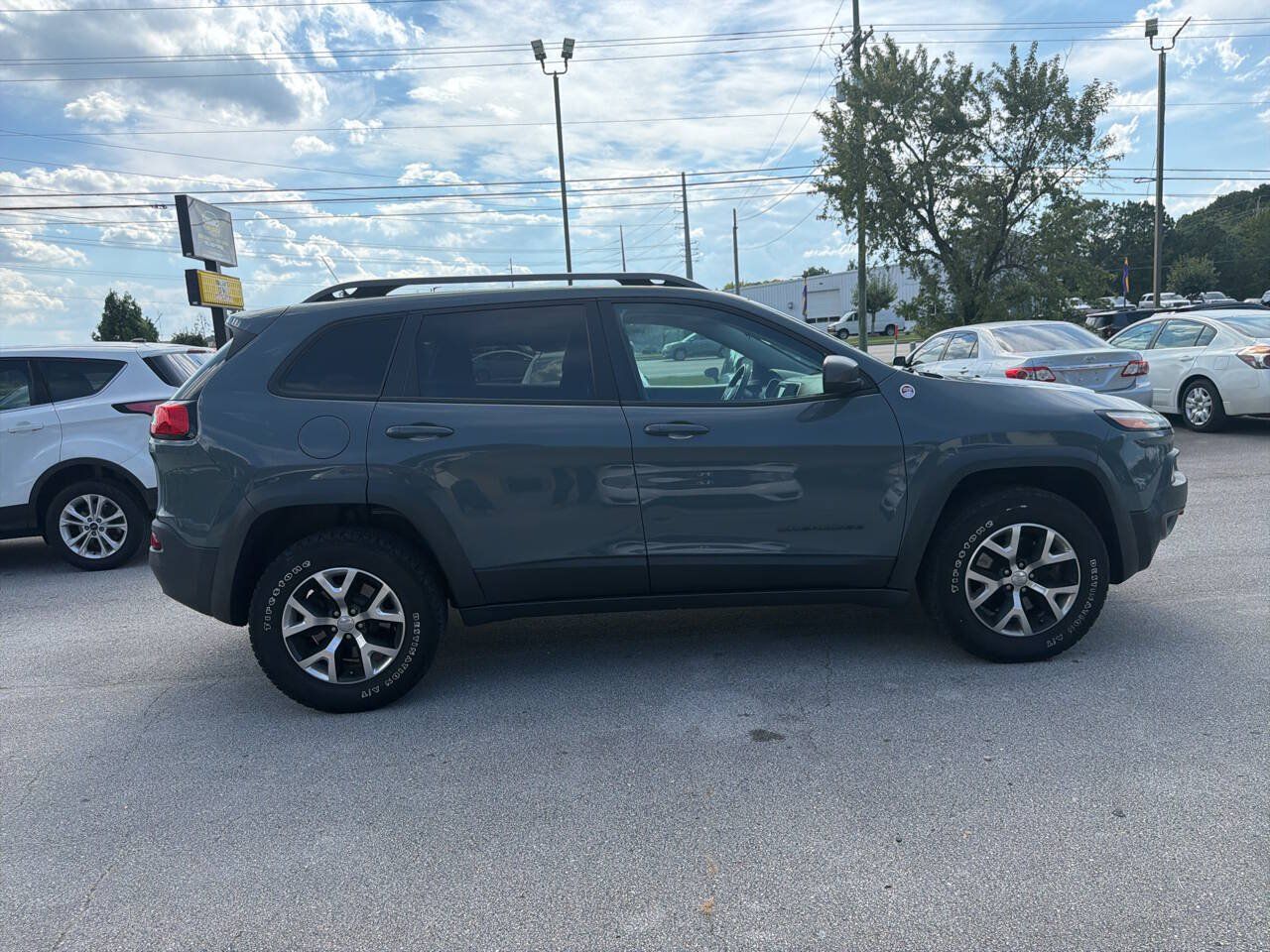 Used 2015 Jeep Cherokee Trailhawk w/ Leather Interior Group AWD/4WD image 4
