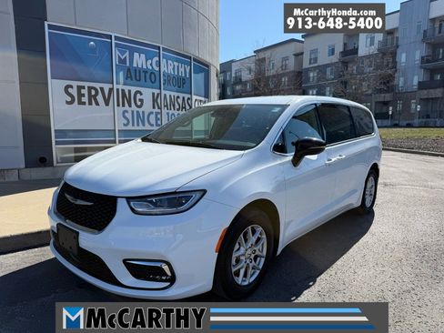 Used 2024 Chrysler Pacifica Touring-L image 1