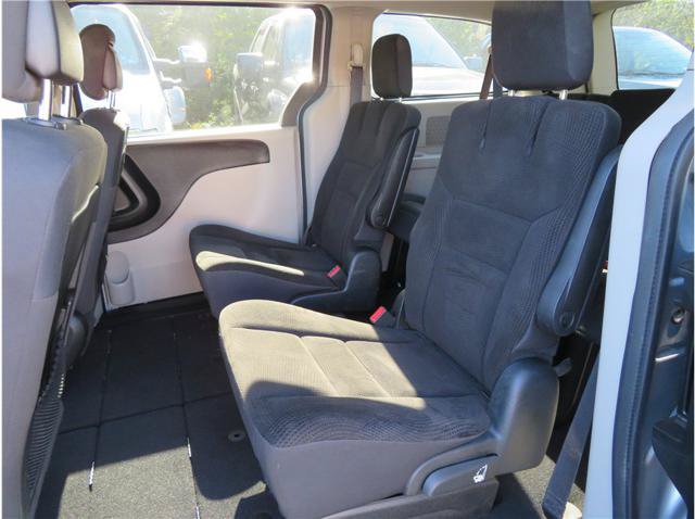 Used 2017 Dodge Grand Caravan SE FWD image 4