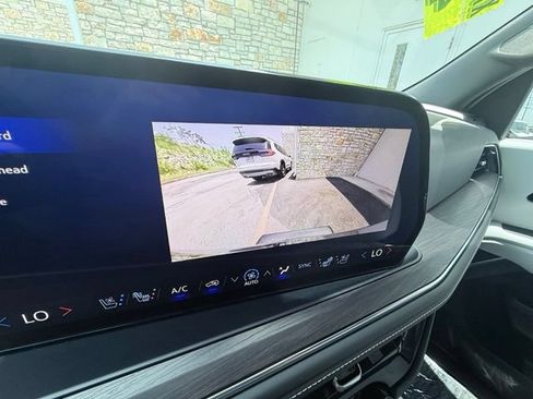 Certified 2025 Chevrolet Suburban Premier AWD/4WD image 34