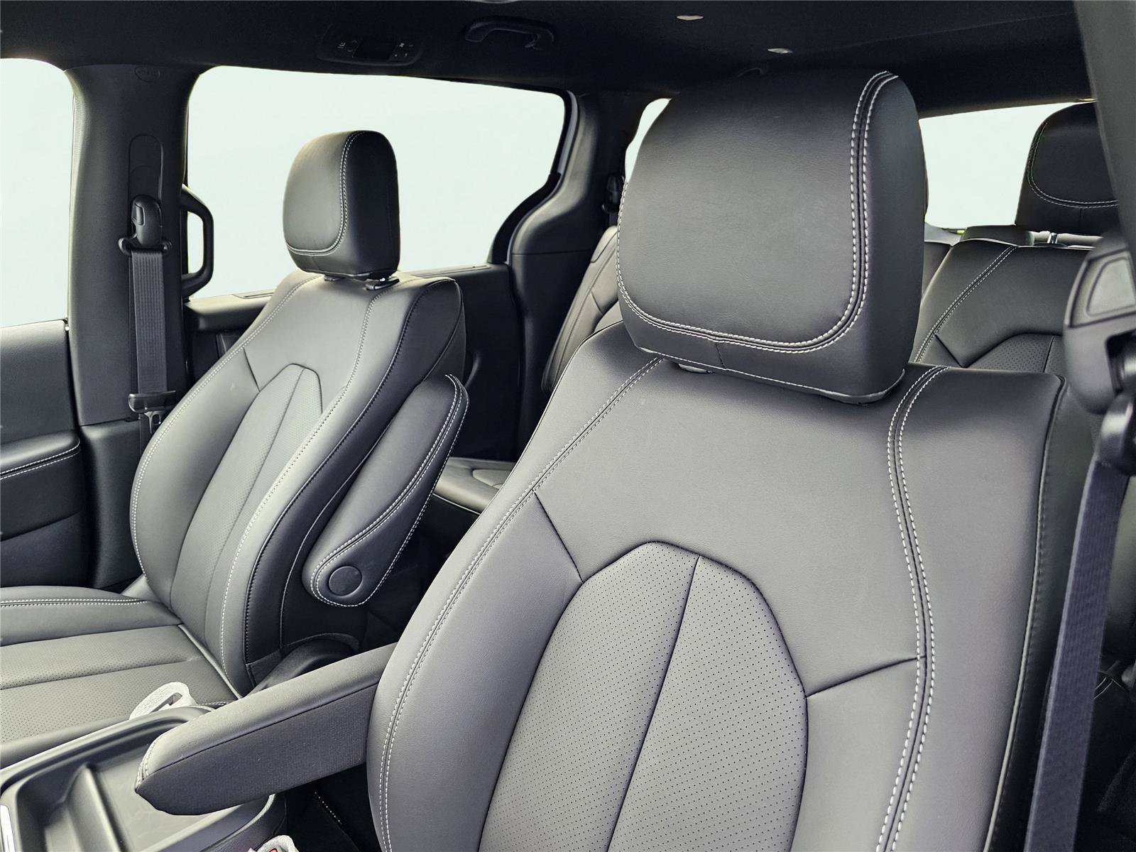 New 2027 Chrysler Pacifica Select FWD image 17