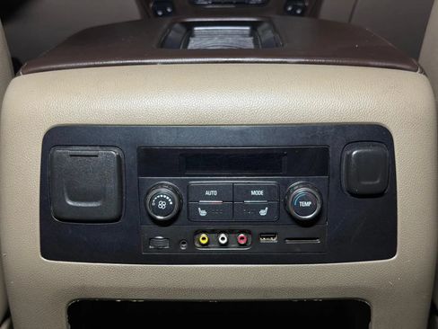 Used 2015 Chevrolet Suburban LT RWD image 26
