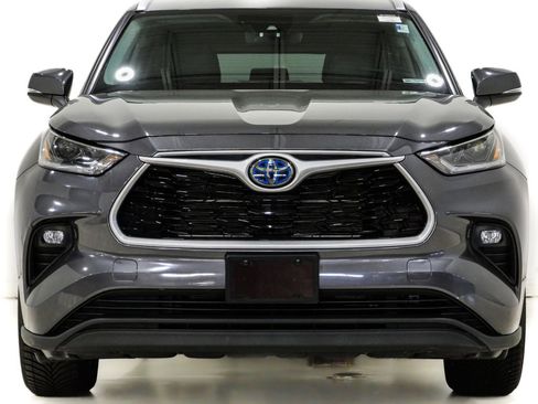 Used 2021 Toyota Highlander XLE image 2