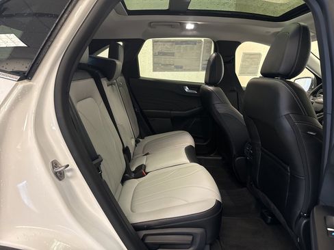 New 2025 Ford Escape SE w/ PHEV Premium Package image 36