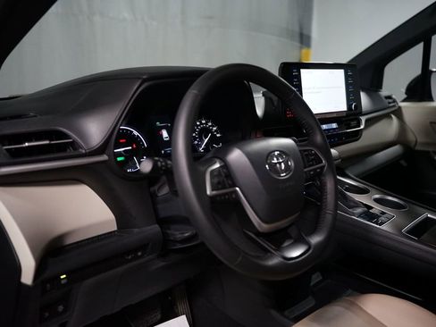 Used 2023 Toyota Sienna XLE FWD image 20
