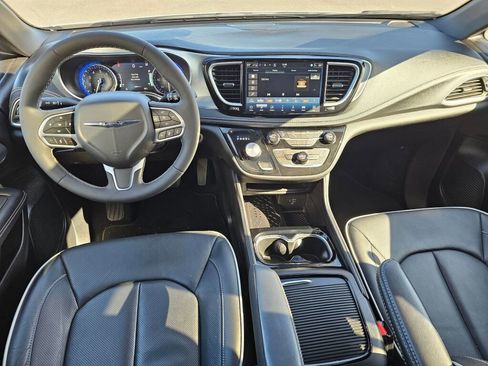 Used 2026 Chrysler Pacifica Limited AWD/4WD image 21