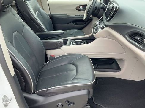 Used 2021 Chrysler Pacifica Limited w/ Uconnect Theater Family Group FWD image 21