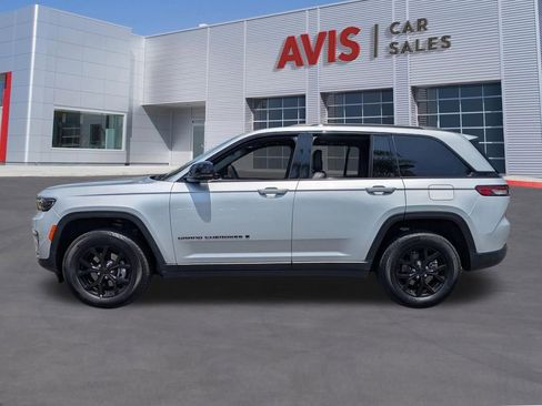 Used 2025 Jeep Grand Cherokee Altitude AWD/4WD image 10
