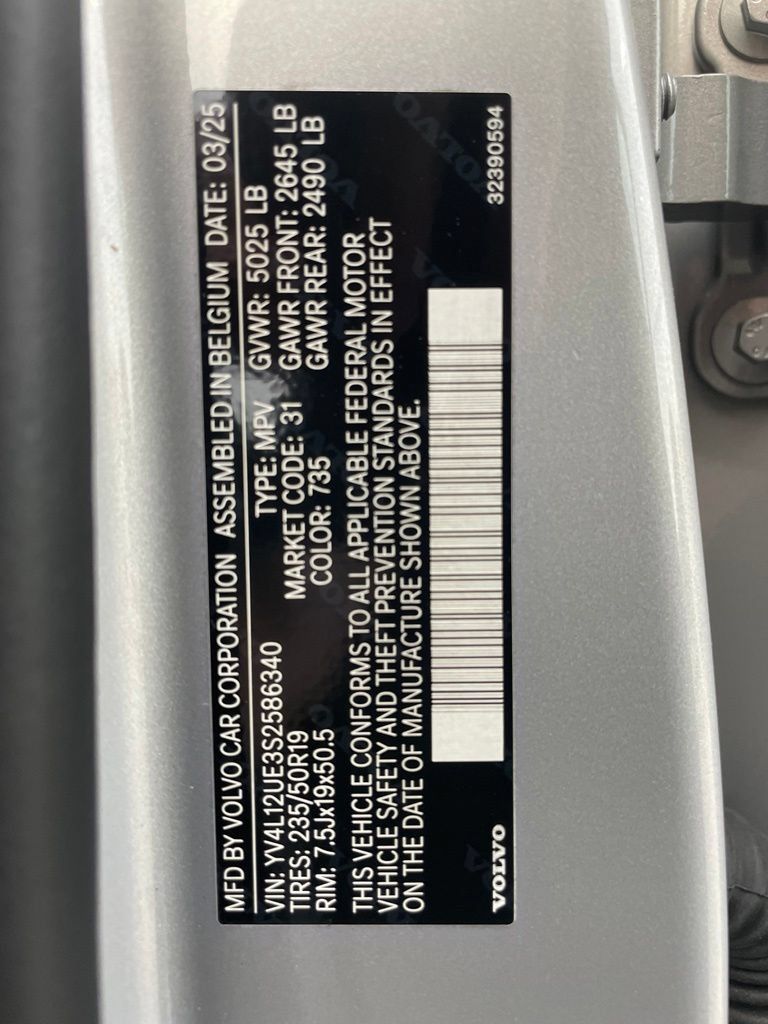 Used 2025 Volvo XC40 B5 Plus AWD/4WD image 29