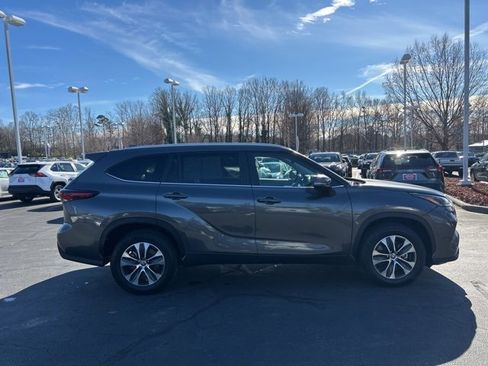 Used 2024 Toyota Highlander XLE image 4
